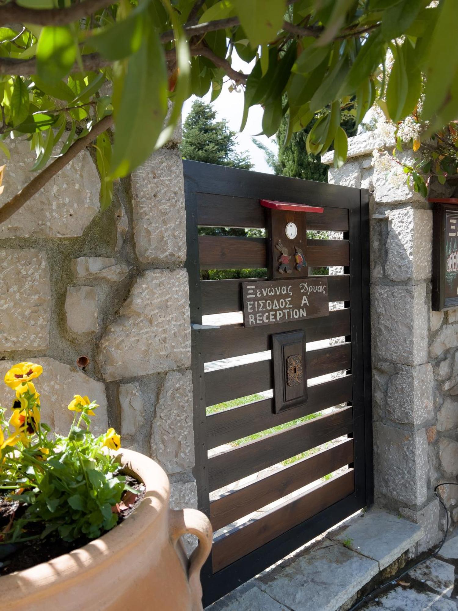 Dryas Guesthouse Polydrossos Bagian luar foto